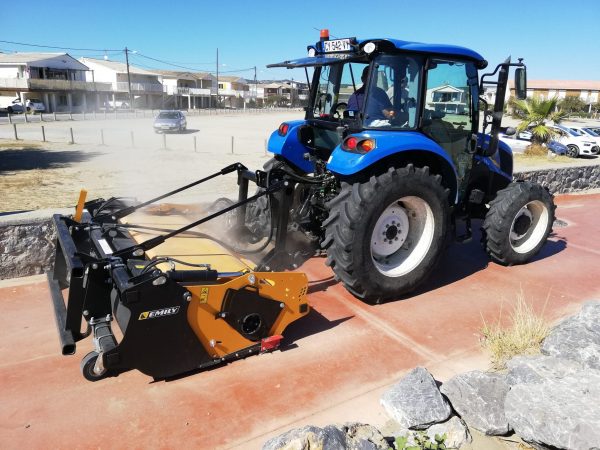 Balayeuse ramasseuse avec équipement hydraulique permettant le réglage automatique du balai pour adaptation parfaite aux irrégularités du sol !
