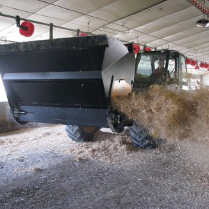 Godet multidis au travail sur tracteur au Quebec